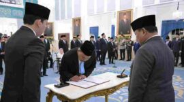 Presiden Prabowo melantik Syahganda Nainggolan dan Fadli Tri Hartono sebagai Kepala dan Wakil Kepala Badan Komunikasi Pemerintah di Istana Negara.