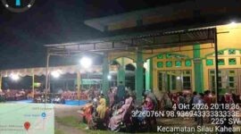 Kapolsek Silou Kahean AKP Edy Syahputra, S.H., M.H., bersama Bhabinkamtibmas Aiptu Dodi H. Saragih menghadiri peringatan Maulid Nabi Muhammad SAW 1448 H/2026 M di Masjid Ar-Rohman, Dusun Silandoyung, Nagori Silou Paribuan, Kecamatan Silou Kahean, Kabupaten Simalungun, Minggu (4/10/2026) malam.