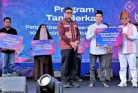 Anton saat menutup Karya Hita Festival 2026 sekaligus meluncurkan Sinergi Program Tahun 2026 di Ruang Terbuka Publik (RTP) Pantai Bebas Parapat, Kecamatan Girsang Sipangan Bolon, Kabupaten Simalungun, Minggu (4/10/2026).