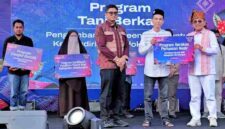 Anton saat menutup Karya Hita Festival 2026 sekaligus meluncurkan Sinergi Program Tahun 2026 di Ruang Terbuka Publik (RTP) Pantai Bebas Parapat, Kecamatan Girsang Sipangan Bolon, Kabupaten Simalungun, Minggu (4/10/2026).