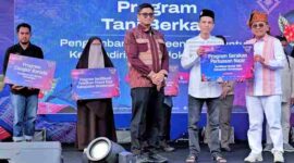 Anton saat menutup Karya Hita Festival 2026 sekaligus meluncurkan Sinergi Program Tahun 2026 di Ruang Terbuka Publik (RTP) Pantai Bebas Parapat, Kecamatan Girsang Sipangan Bolon, Kabupaten Simalungun, Minggu (4/10/2026).
