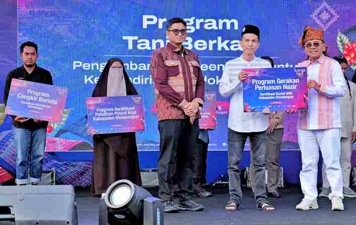 Anton saat menutup Karya Hita Festival 2026 sekaligus meluncurkan Sinergi Program Tahun 2026 di Ruang Terbuka Publik (RTP) Pantai Bebas Parapat, Kecamatan Girsang Sipangan Bolon, Kabupaten Simalungun, Minggu (4/10/2026).