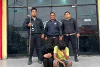 Dua pemuda diamankan bersama tiga sajam dan sejumlah barang lainnya.