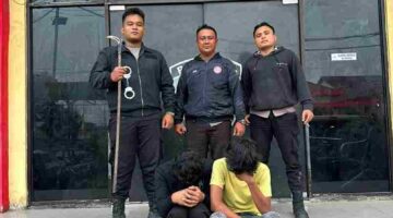 Dua pemuda diamankan bersama tiga sajam dan sejumlah barang lainnya.