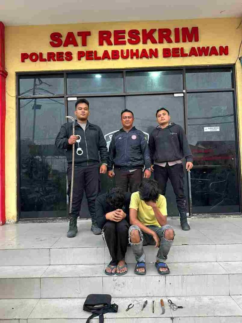 Dua pemuda diamankan bersama tiga sajam dan sejumlah barang lainnya.