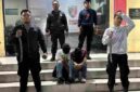 Tim Macan Polres Pelabuhan Belawan mengamankan dua remaja di Maden Lama dan dua parang untuk pemeriksaan.