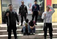 Tim Macan Polres Pelabuhan Belawan mengamankan dua remaja di Maden Lama dan dua parang untuk pemeriksaan.