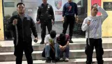 Tim Macan Polres Pelabuhan Belawan mengamankan dua remaja di Maden Lama dan dua parang untuk pemeriksaan.