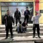 Tim Macan Polres Pelabuhan Belawan mengamankan dua remaja di Maden Lama dan dua parang untuk pemeriksaan.