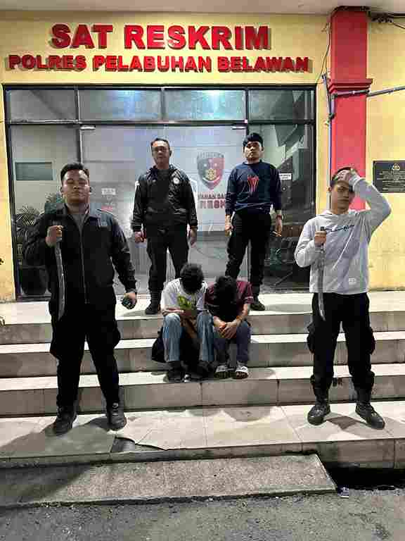 Tim Macan Polres Pelabuhan Belawan mengamankan dua remaja di Maden Lama dan dua parang untuk pemeriksaan.
