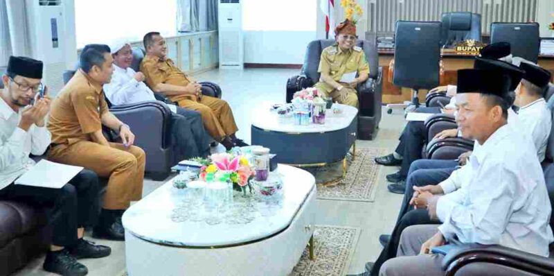 Bupati Simalungun Anton Achmad Saragih menerima MUI dan membahas persiapan Hari Santri Nasional serta pengukuhan pengurus MUI Kabupaten Simalungun.