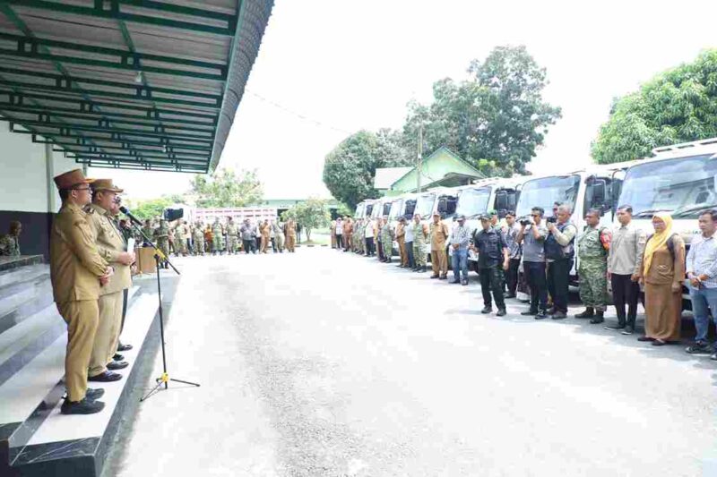 Bupati Asahan Taufik Zainal Abidin menyerahkan 27 truk roda enam untuk operasional KDMP