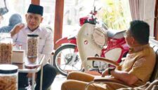 Wamenag Romo Muhammad Syafi’i bersilaturahmi ke rumah dinas Zakiyuddin Harahap di Medan.