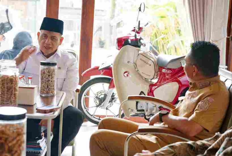 Wamenag Romo Muhammad Syafi’i bersilaturahmi ke rumah dinas Zakiyuddin Harahap di Medan.
