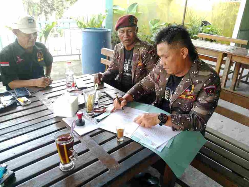DPC GRIB Jaya Tapanuli Selatan menyerahkan SK kepada PAC Batang Toru dan Muara Batang Toru.