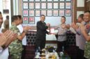 Kapolres Simalungun Hendri Nupia memberi kejutan HUT ke-81 TNI di Kodim 0207.