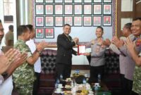 Kapolres Simalungun Hendri Nupia memberi kejutan HUT ke-81 TNI di Kodim 0207.