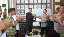 Kapolres Simalungun Hendri Nupia memberi kejutan HUT ke-81 TNI di Kodim 0207.