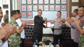 Kapolres Simalungun Hendri Nupia memberi kejutan HUT ke-81 TNI di Kodim 0207.
