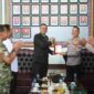Kapolres Simalungun Hendri Nupia memberi kejutan HUT ke-81 TNI di Kodim 0207.