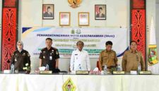 Pemerintah Kabupaten (Pemkab) Samosir bersama Kejaksaan Negeri (Kejari) Samosir melaksanakan penandatanganan Nota Kesepahaman (MoU) tentang sinergi pencegahan penyimpangan dan gangguan dalam penyelenggaraan pendidikan yang berlangsung di Aula Kantor Bupati Samosir, Selasa (6/10/2026).