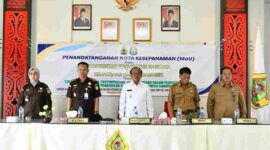 Pemerintah Kabupaten (Pemkab) Samosir bersama Kejaksaan Negeri (Kejari) Samosir melaksanakan penandatanganan Nota Kesepahaman (MoU) tentang sinergi pencegahan penyimpangan dan gangguan dalam penyelenggaraan pendidikan yang berlangsung di Aula Kantor Bupati Samosir, Selasa (6/10/2026).