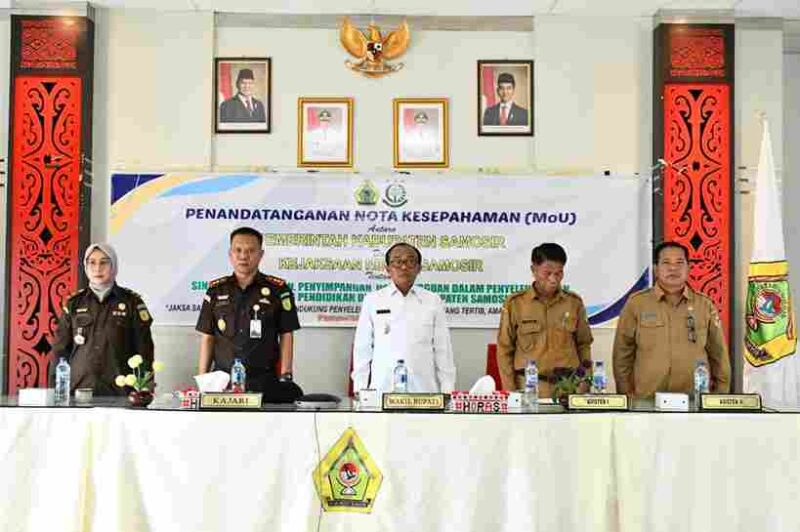 Pemerintah Kabupaten (Pemkab) Samosir bersama Kejaksaan Negeri (Kejari) Samosir melaksanakan penandatanganan Nota Kesepahaman (MoU) tentang sinergi pencegahan penyimpangan dan gangguan dalam penyelenggaraan pendidikan yang berlangsung di Aula Kantor Bupati Samosir, Selasa (6/10/2026).