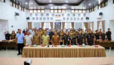 Penandatanganan kesepakatan bersama antara pemerintah daerah dan jajaran kejaksaan dalam memperkuat pendampingan serta pencegahan penyimpangan dalam penyelenggaraan pendidikan di Ruang Data Balai Kota, Jalan Merdeka, Selasa (6/10/2026).