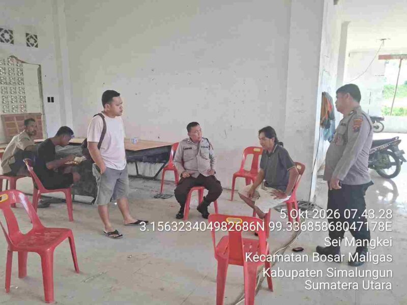  Personel Polsek Bandar Huluan Polres Simalungun Polda Sumatera Utara menindaklanjuti pengaduan masyarakat yang masuk melalui aplikasi Hallo Kapolres Simalungun, Senin (5/10/2026).