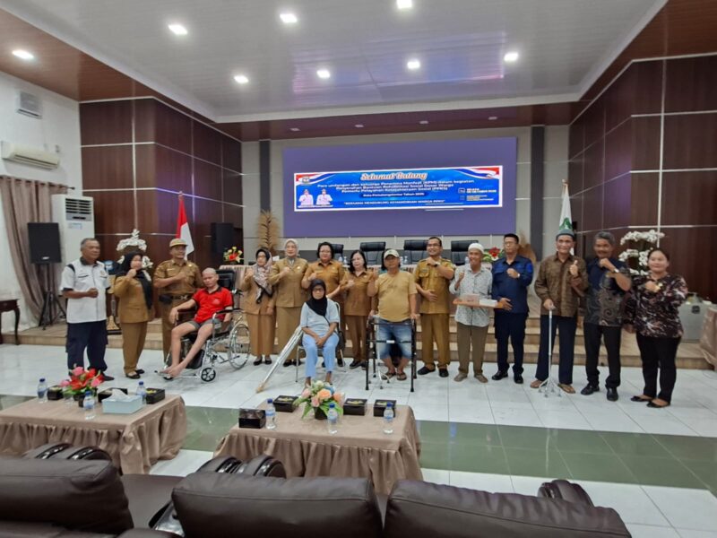 Dinas Sosial Pemberdayaan Perempuan dan Perlindungan Anak (Dinsos P3A) menyalurkan bantuan alat bantu kesehatan kepada 56 lanjut usia (lansia) dan penyandang disabilitas di Ruang Serbaguna Pemko Pematangsiantar, Selasa (6/10/2026).