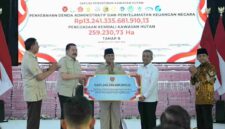 Presiden Prabowo menyaksikan penyerahan Rp 13,24 triliun dan 259.230 hektare kawasan hutan hasil kerja Satgas PKH pada tahap kedelapan.