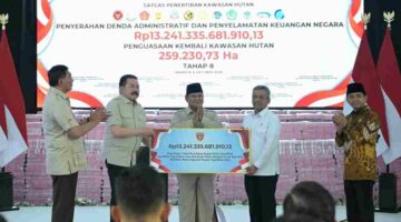 Presiden Prabowo menyaksikan penyerahan Rp 13,24 triliun dan 259.230 hektare kawasan hutan hasil kerja Satgas PKH pada tahap kedelapan.