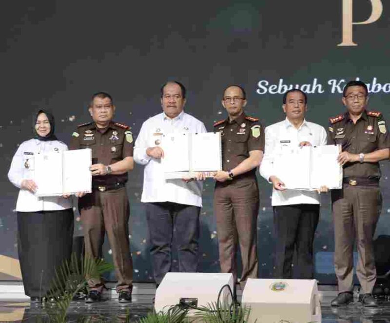 Bupati Asahan menghadiri penguatan program Jaksa Sahabat Pendidik yang digagas Kejaksaan Tinggi Sumatera Utara (Kejati Sumut) bersama Pemerintah Provinsi Sumatera Utara (Pemprov Sumut) untuk memperkuat tata kelola pendidikan dan mencegah penyimpangan dalam pengelolaan anggaran sekolah  di Aula Raja Inal Siregar, Kantor Gubernur Sumut, Jalan Diponegoro Nomor 30, Medan, Selasa (6/10/2026).