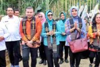 Ketua TP PKK Simalungun menyambut Tim Evaluasi PTP2WKSS Sumut di Nagori Silou Huluan untuk menilai program pemberdayaan perempuan dan keluarga.