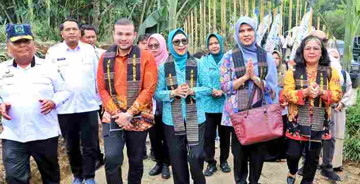 Ketua TP PKK Simalungun menyambut Tim Evaluasi PTP2WKSS Sumut di Nagori Silou Huluan untuk menilai program pemberdayaan perempuan dan keluarga.