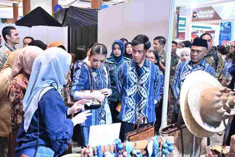 Wapres Gibran Rakabuming meninjau INACRAFT 2026 Youthpreneurs di Jakarta.