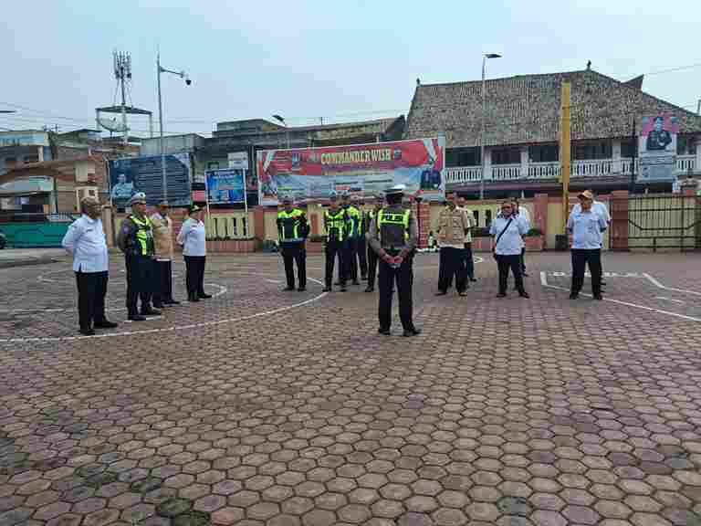 Bapenda Samosir bersama Polres, Samsat Pangururan, dan Jasa Raharja menggelar operasi gabungan untuk meningkatkan kepatuhan pajak kendaraan.