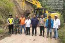 Polsek Sidamanik bersama Forkopimca dan Dinas PU Simalungun menangani longsor di Jalan Lingkar Danau Toba untuk mempercepat pemulihan akses.