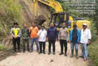 Polsek Sidamanik bersama Forkopimca dan Dinas PU Simalungun menangani longsor di Jalan Lingkar Danau Toba untuk mempercepat pemulihan akses.
