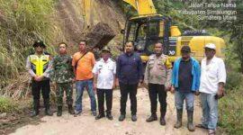 Polsek Sidamanik bersama Forkopimca dan Dinas PU Simalungun menangani longsor di Jalan Lingkar Danau Toba untuk mempercepat pemulihan akses.