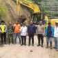 Polsek Sidamanik bersama Forkopimca dan Dinas PU Simalungun menangani longsor di Jalan Lingkar Danau Toba untuk mempercepat pemulihan akses.