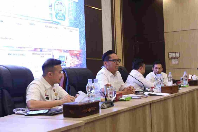 Rapat Evaluasi Penerimaan Pajak Daerah Tahun 2026 di Balai Kota Medan, Rabu (7/10/2026).