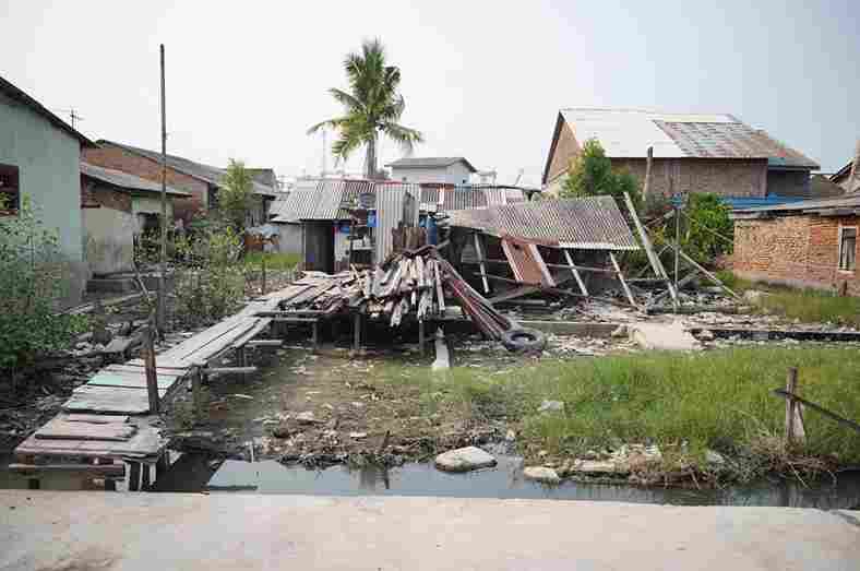 Rumah Cica Herliawati di Jalan Besar Bagan Lorong III, Kecamatan Belawan, Kota Medan, hanya menyisakan bagian dapur setelah bagian depan bangunannya runtuh diterjang air pasang sekitar 10 tahun lalu.