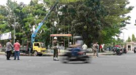 Satpol PP Pematangsiantar membongkar dua papan reklame tak berizin di Jalan Sudirman dan Jalan Sangnaualuh pada Kamis, 8 Oktober 2026.