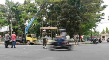 Satpol PP Pematangsiantar membongkar dua papan reklame tak berizin di Jalan Sudirman dan Jalan Sangnaualuh pada Kamis, 8 Oktober 2026.