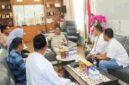 Wesly saat menerima audiensi dan silaturahmi Kepala Cabang Bank Sumut Syariah Pematangsiantar Syufri Ananda Putra Lubis bersama jajaran di ruang kerja wali kota, lantai II Balai Kota, Jalan Merdeka, Jumat (9/10/2026).