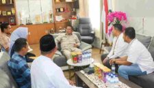 Wesly saat menerima audiensi dan silaturahmi Kepala Cabang Bank Sumut Syariah Pematangsiantar Syufri Ananda Putra Lubis bersama jajaran di ruang kerja wali kota, lantai II Balai Kota, Jalan Merdeka, Jumat (9/10/2026).