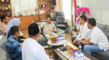 Wesly saat menerima audiensi dan silaturahmi Kepala Cabang Bank Sumut Syariah Pematangsiantar Syufri Ananda Putra Lubis bersama jajaran di ruang kerja wali kota, lantai II Balai Kota, Jalan Merdeka, Jumat (9/10/2026).