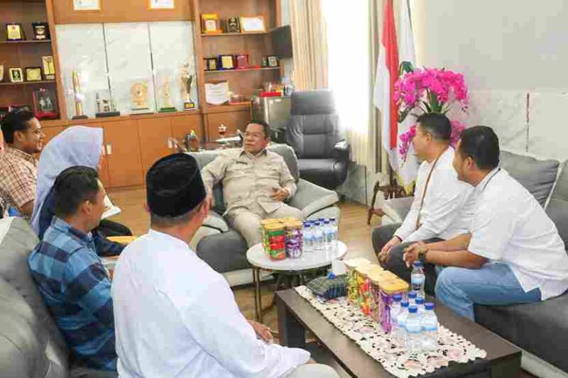 Wesly saat menerima audiensi dan silaturahmi Kepala Cabang Bank Sumut Syariah Pematangsiantar Syufri Ananda Putra Lubis bersama jajaran di ruang kerja wali kota, lantai II Balai Kota, Jalan Merdeka, Jumat (9/10/2026).