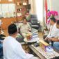 Wesly saat menerima audiensi dan silaturahmi Kepala Cabang Bank Sumut Syariah Pematangsiantar Syufri Ananda Putra Lubis bersama jajaran di ruang kerja wali kota, lantai II Balai Kota, Jalan Merdeka, Jumat (9/10/2026).